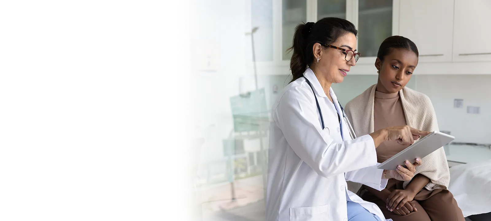 Image of a healthcare professional looking at test results and explaining a glioma diagnosis